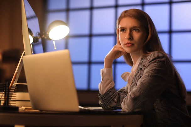 Kobieta programistka pracująca w biurze w nocy - Zdjęcie, obraz