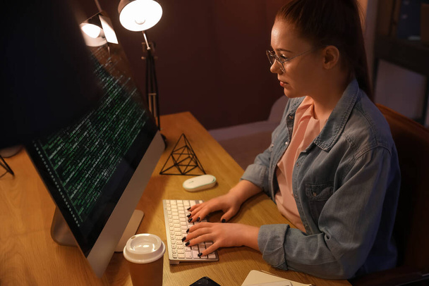 Női programozó dolgozik számítógép irodai éjszaka - Fotó, kép
