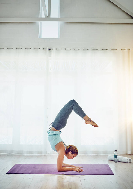 Podoba mi się, że popycha mnie to psychicznie i fizycznie. atrakcyjna kobieta ćwiczy jogę w domu - Zdjęcie, obraz