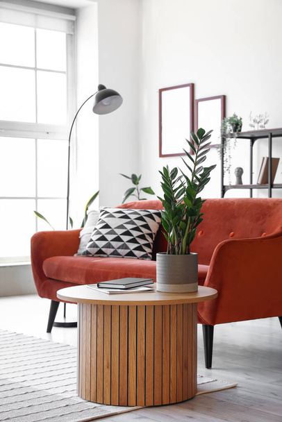 Belső tér modern nappali hangulatos kanapéval és dohányzóasztallal - Fotó, kép