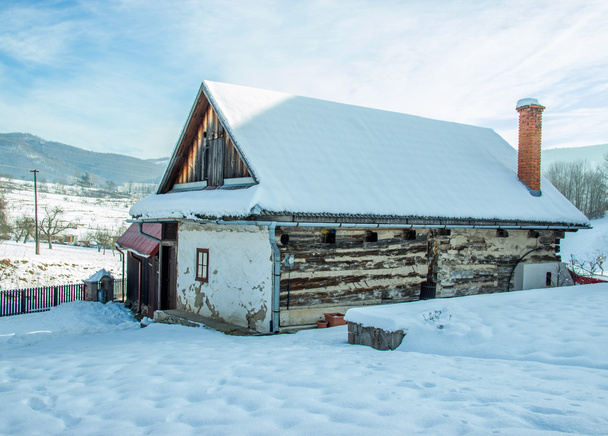 dřevěná chata v zimní krajině - Fotografie, Obrázek