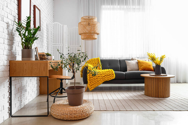 Interior da sala de estar brilhante com sofá, mesa de café e local de trabalho - Foto, Imagem