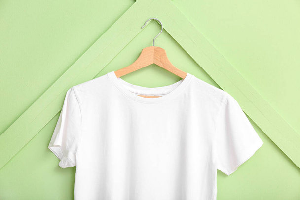 Bílé tričko visící na zelené stěně - Fotografie, Obrázek
