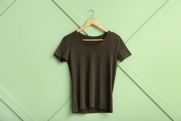 Stylové tričko visící na zelené stěně - Fotografie, Obrázek