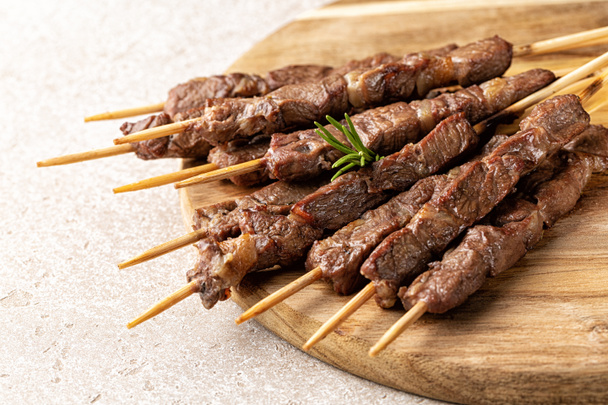  Espetos de cordeiro italiano ou kebabs cozidos em um braseiro, com alecrim e especiarias. Arrosticini. - Foto, Imagem