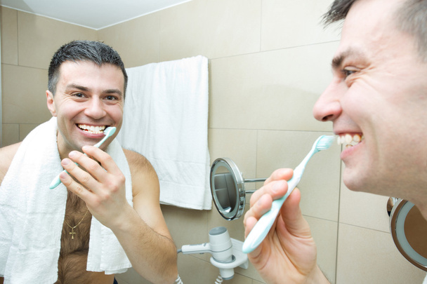 homme brossant les dents - Photo, image