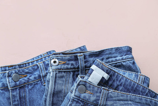 Leckere Jeans-Shorts auf beigem Hintergrund, Nahaufnahme - Foto, Bild