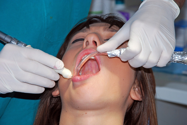 Стоматологическая помощь - девушка у стоматолога
 - Фото, изображение