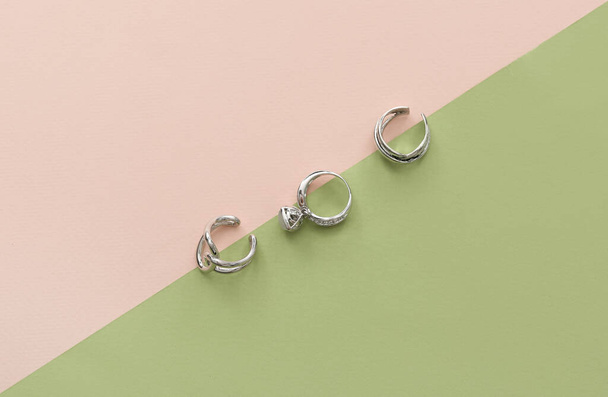 Ezüst gyűrűk színes háttér - Fotó, kép