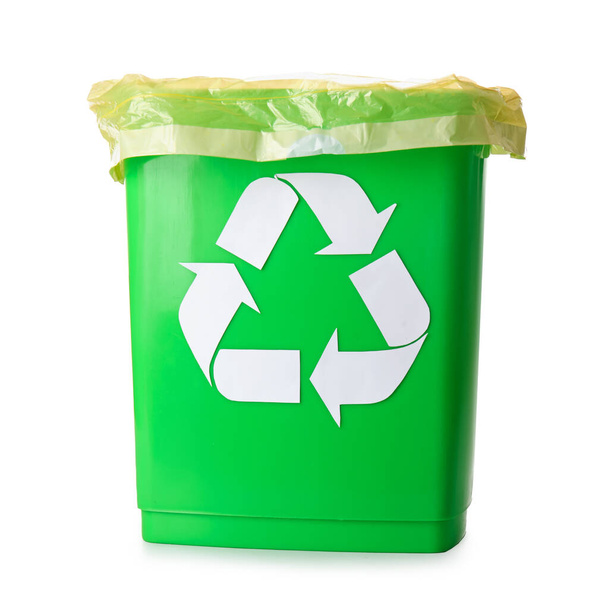 Papierkorb mit Recycling-Symbol isoliert auf weißem Hintergrund - Foto, Bild