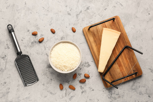 Grunge arka planında lezzetli parmesan peyniri ve rende - Fotoğraf, Görsel