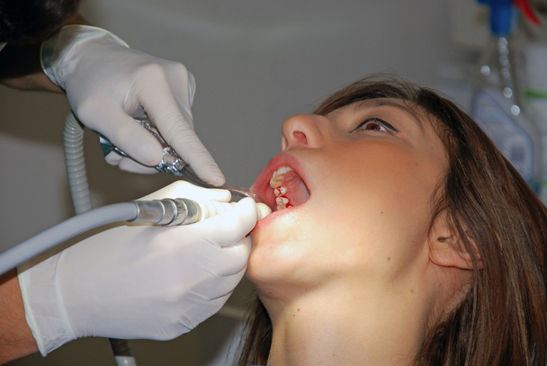 Стоматологічна допомога - дівчина у стоматолога
 - Фото, зображення