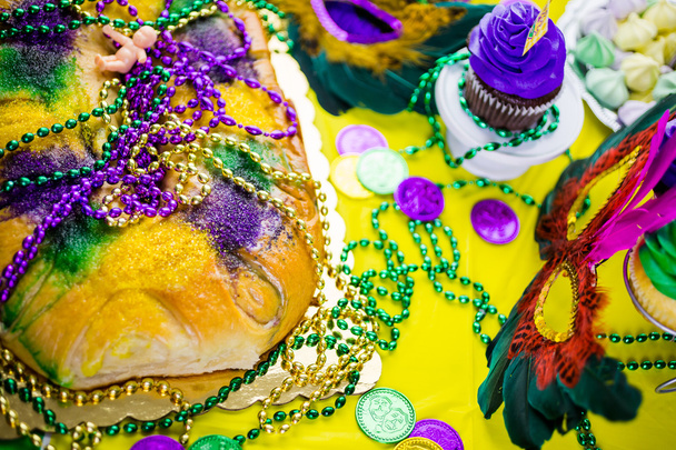 King cake közel fel Mardi Gras - Fotó, kép
