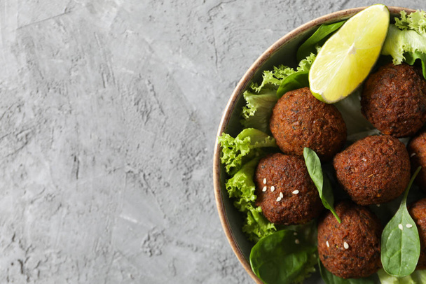 Concepto de comida vegetariana - falafel, sabrosas bolas de falafel - Foto, imagen
