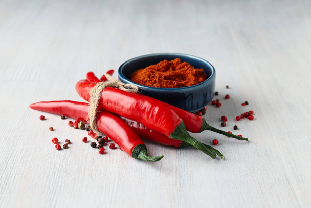Έννοια των ζεστών και πικάντικων συστατικών - κόκκινο καυτερό πιπέρι τσίλι - Φωτογραφία, εικόνα