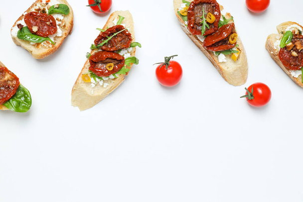 Sandwich con tomate secado al sol - sabroso concepto de snack - Foto, imagen