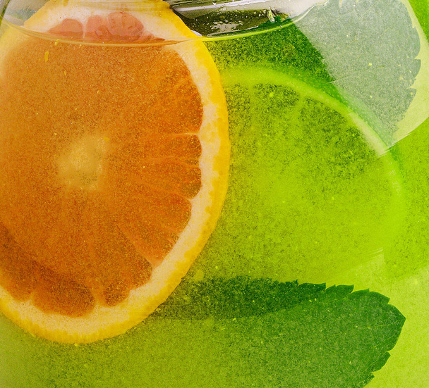 освежающий чай с лаймом, апельсином и мятой - Фото, изображение