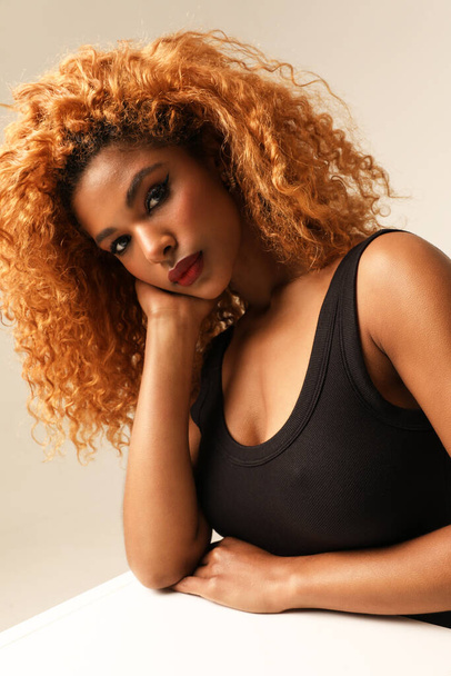 Krásné kudrnaté vlasy. Mladá Afroameričanka s afro účesem. Svisle. Kvalitní fotografie. - Fotografie, Obrázek