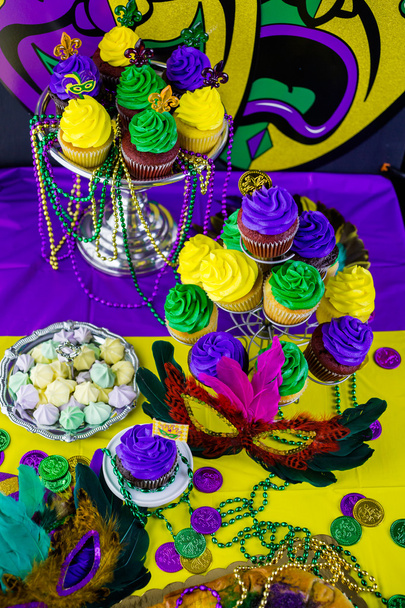Mardi Gras için renkli buzlanma ile cupcakes - Fotoğraf, Görsel