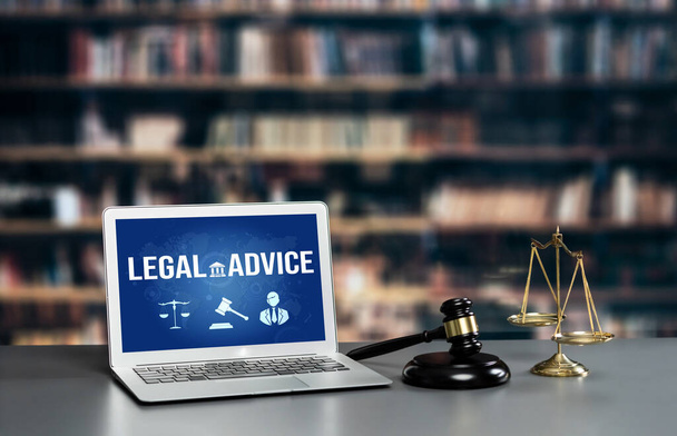 Slimme website met juridisch advies voor mensen die op zoek zijn naar slimme juridische kennis in een laptop op een bureau in de bibliotheek van de universiteit of hogeschool - Foto, afbeelding