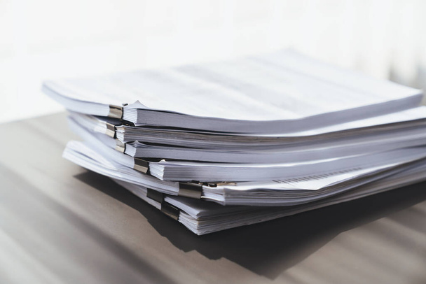 Großaufnahme Bürotisch mit organisierten gestapelten Papieren, wie das Konzept des organisierten Dokumentenmanagementsystems für geschäftige Geschäftsberichte oder juristische Papiere. Gleichgewicht - Foto, Bild