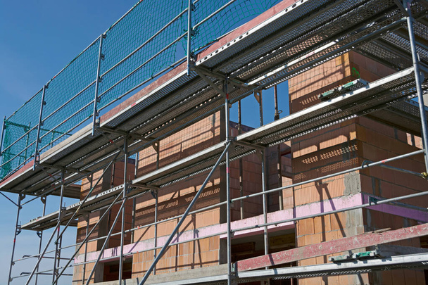 Massive home in shell construction with scaffolding - Foto, immagini