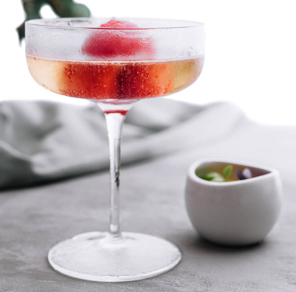 ігристий шампанський коктейль з полуничним сорбетом
 - Фото, зображення