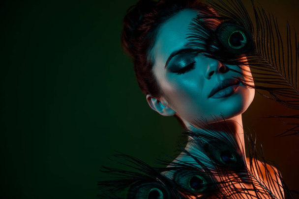 Шикарная шикарная модель-модель, позирующая для модного выпускного, фото в темной студии с дымчатыми глазами. - Фото, изображение