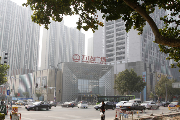 Wanda plaza θέα στο δρόμο, tangshan πόλη, επαρχία hebei, Κίνα.  - Φωτογραφία, εικόνα