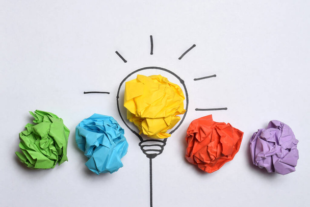 Ideas de pensamiento creativo y concepto de innovación. Pelota de chatarra de papel color amarillo con símbolo de bombilla - Foto, Imagen
