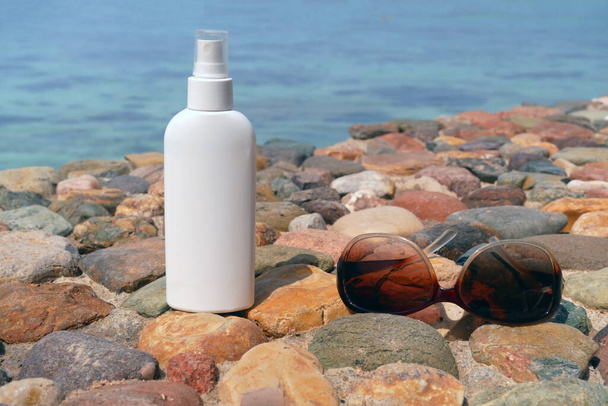 zabiegi kosmetyczne medyczna pielęgnacja skóry i krem kosmetyczny balsam, makieta butelka opakowanie produkt na plaży ssea tło przyrody, opieki zdrowotnej i medycyny  - Zdjęcie, obraz