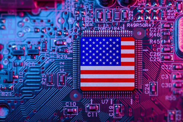Bandera de los Estados Unidos en Computer Chips for Chip War Concept. Estados Unidos Productores de chips globales. Microchip en la placa base con América fabricante de chips más grande del mundo y el concepto de cadena de suministro. - Foto, Imagen