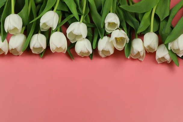 Όμορφο μπουκέτο από λευκά λουλούδια τουλίπας με κάρτα σε ροζ φόντο, χώρος για κείμενο  - Φωτογραφία, εικόνα