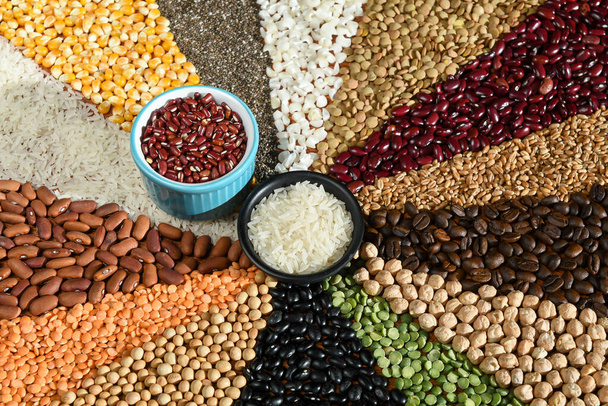 Mísa se syrovými bílými rýžemi a fazolemi na různých semenech - Fotografie, Obrázek