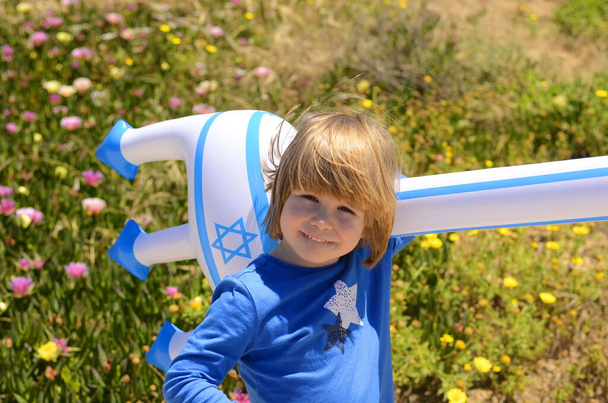 Isten hozta Izraelben. Fiú az ország zászlajával, hazafiasság, utazás, nyaralás a Szentföldön - Fotó, kép