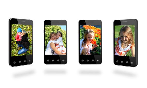 vier smart-telefoons met gekleurde beelden geïsoleerd op de witte  - Foto, afbeelding