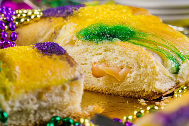 Torta King en la mesa decorada para el Mardi Gras
 - Foto, imagen