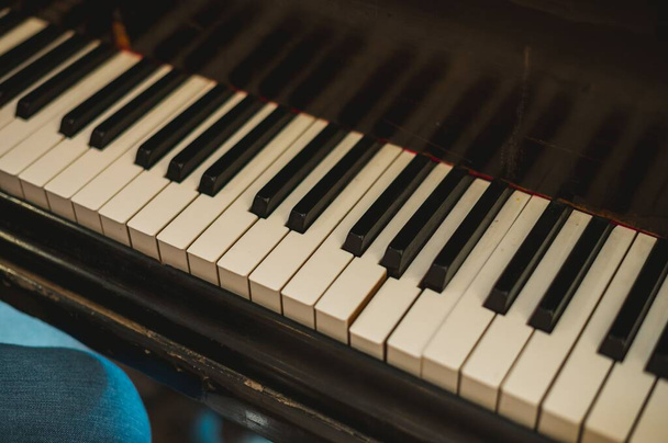 playing on the piano, dark background - Foto, Bild