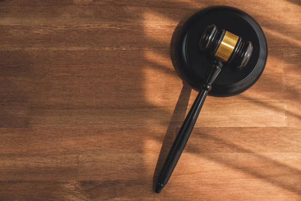 Close-up top view zwart houten hamer hamer op houten bureau achtergrond als justitie en rechtssysteem voor advocaat en rechter, Juridische autoriteit en eerlijkheid in processen concept. gelijkheid - Foto, afbeelding
