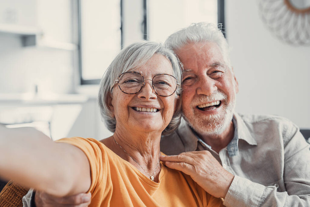Kopfschuss Porträt glückliche Senioren Paar Selfie machen, Spaß haben mit Handy-Cam, lächelnd alte Frau und Mann umarmen, Blick in die Kamera, posiert für Foto, alter Mann Vlogger Aufnahme von Video - Foto, Bild