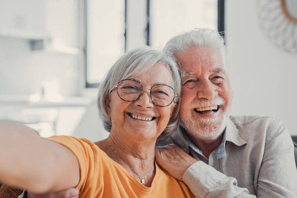 Kopfschuss Porträt glückliche Senioren Paar Selfie machen, Spaß haben mit Handy-Cam, lächelnd alte Frau und Mann umarmen, Blick in die Kamera, posiert für Foto, alter Mann Vlogger Aufnahme von Video - Foto, Bild