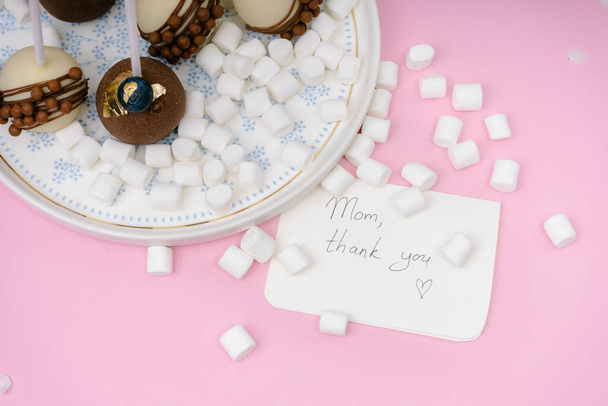 cake pops and marshmallow on plate on pink background - Φωτογραφία, εικόνα