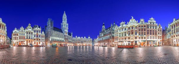 Bruselas, Bélgica en la Grand Place con la torre del Ayuntamiento a la hora azul. - Foto, Imagen