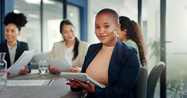 Zakelijke bijeenkomst, zwarte vrouw en portret met tablet voor online planning, strategie en glimlach. Gelukkige vrouwelijke werknemer werkt aan digitale technologie voor productiviteit, verbinding en geluk bij het opstarten. - Foto, afbeelding