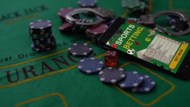 Casino-Chips eine gewinnende Kombination von Karten bündig Royal neben den Handschellen der Polizei. - Filmmaterial, Video