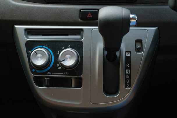 車のダッシュボード上のノブと自動変速ハンドルを備えたエアコン制御 - 写真・画像