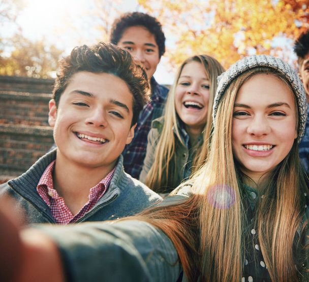 Je kunt nooit te veel selfies nemen. Portret van een groep jonge vrienden die samen poseren voor een selfie buiten - Foto, afbeelding
