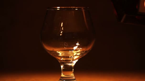 El coñac dorado, el brandy es vertido de la botella
 - Metraje, vídeo