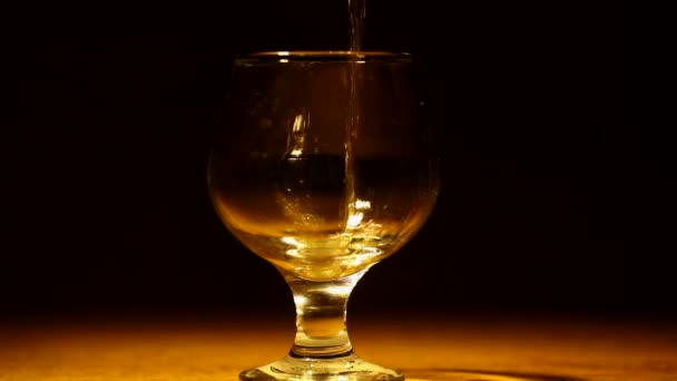 Altın konyak, brandy dökülür - Video, Çekim