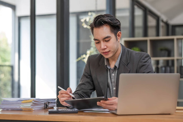 Ordinateur portable et sourire asiatique homme, Jeune homme d'affaires asiatique heureux travaillant avec ordinateur portable à fond de bureau,, concept de style de vie de bureau d'affaires.. - Photo, image